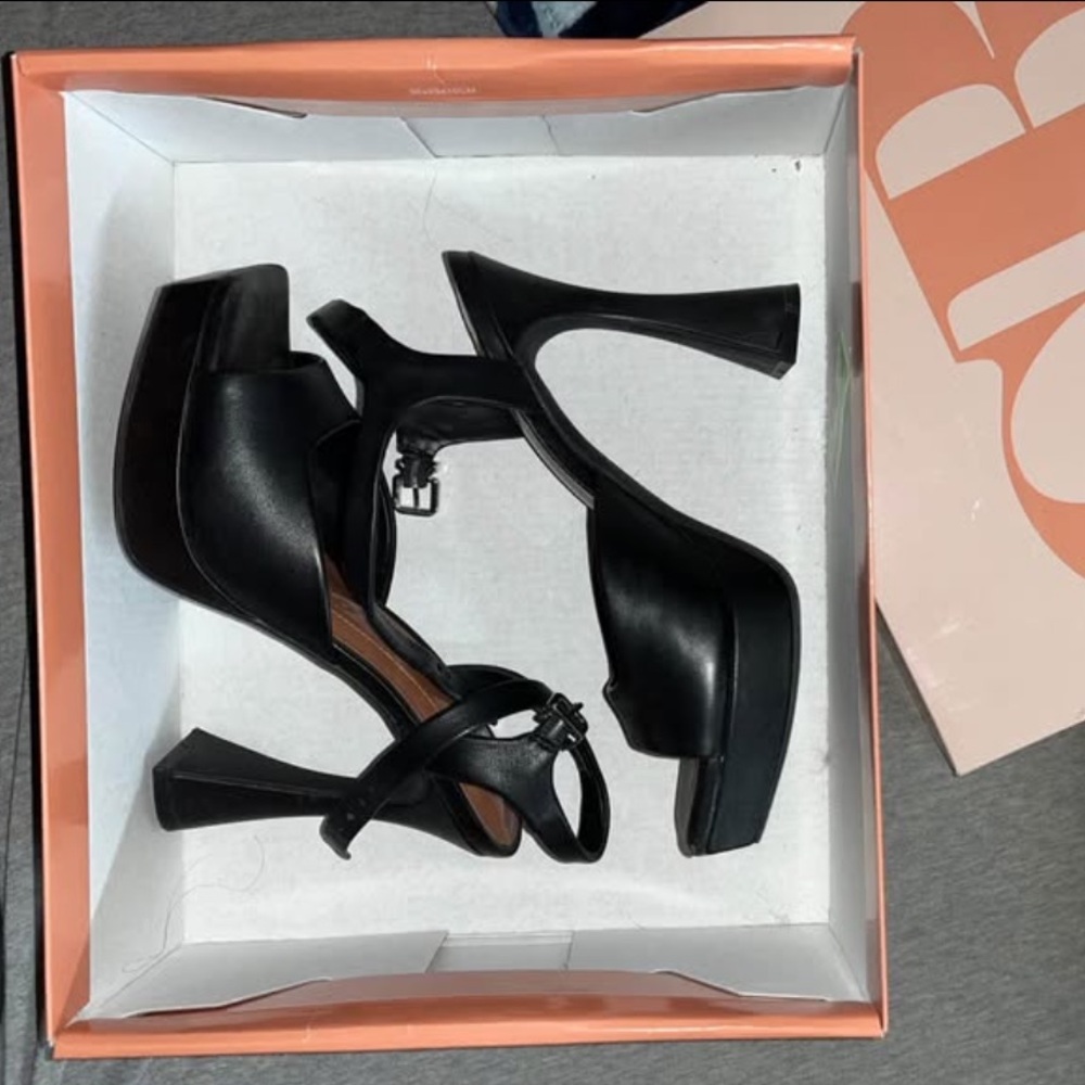 Gianni Bini Black Heels Classic Design